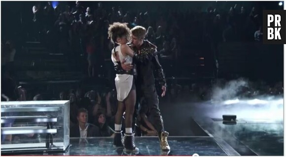 Justin Bieber danse collé-serré avec une bombe !
