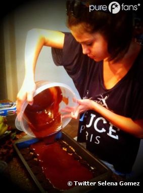 Selena Gomez prépare un délicieux gâteau au chocolat