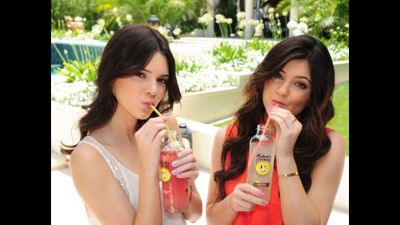 Kendall et Kylie Jenner : pool party sexy pour les mini-Kardashian ! (PHOTOS)