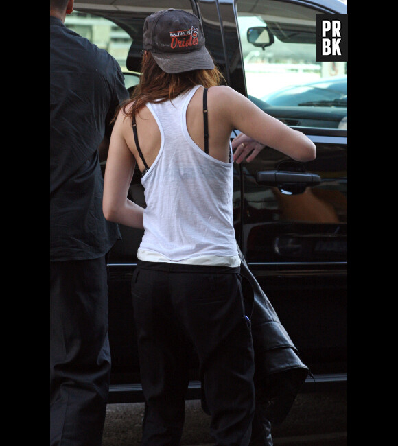 Kristen Stewart envoie un message à Rob en portant sa casquette !