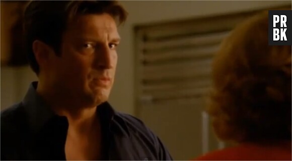 Castle un peu inquiet de se faire prendre avec Beckett dans l'épisode 1 de la saison 5
