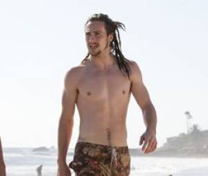 Aaron Taylor-Johnson et Taylor Kitsch sont les deux copains de Blake Lively dans le film