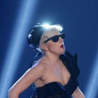 Lady Gaga : Un fan lui jette... du saucisson !