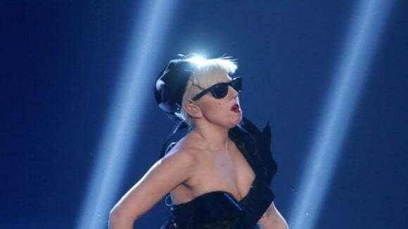 Lady Gaga : Un fan lui jette... du saucisson !