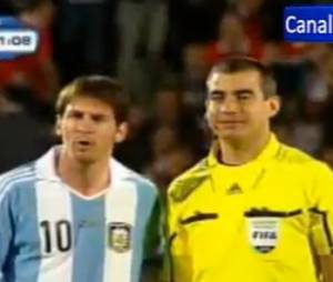 Lionel Messi prend la pause avec un arbitre