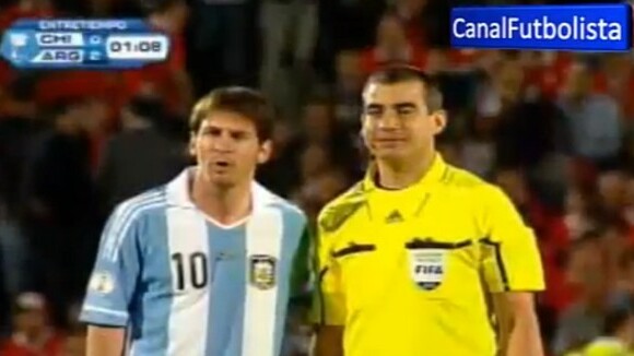 Lionel Messi : un arbitre prend une photo avec lui en plein match ! (VIDEO)