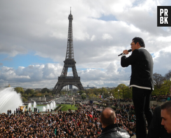 Psy devant la Tour Eiffel !