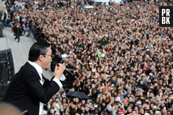 Psy chante son hit devant près de 20 000 personnes !