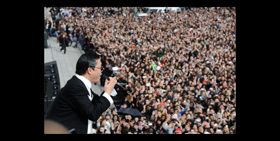 Psy chante son hit devant près de 20 000 personnes !
