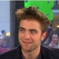 Robert Pattinson : coup de pression à un journaliste après une question sur Kristen Stewart (VIDEO)