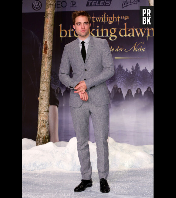 Robert Pattinson dans un super costume gris