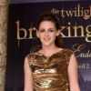 Kristen Stewart montre ses jambes dans une sublime robe dorée