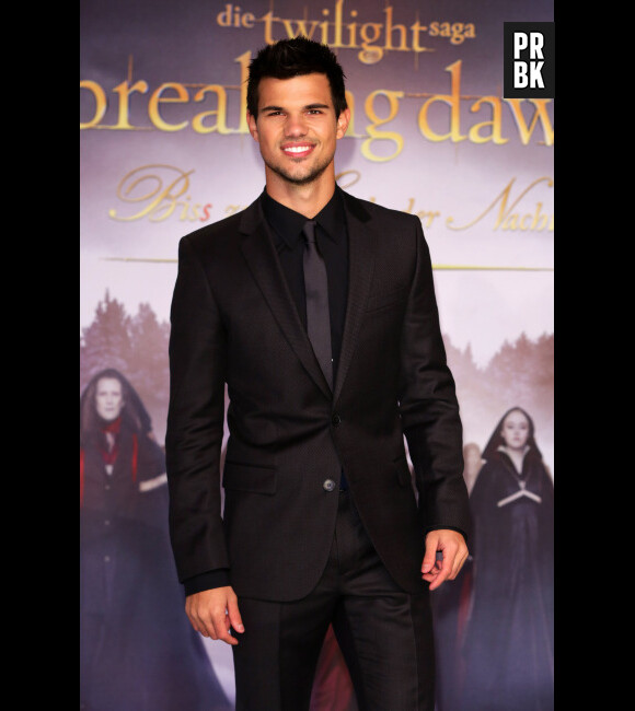 Taylor Lautner tout de noir vêtu !