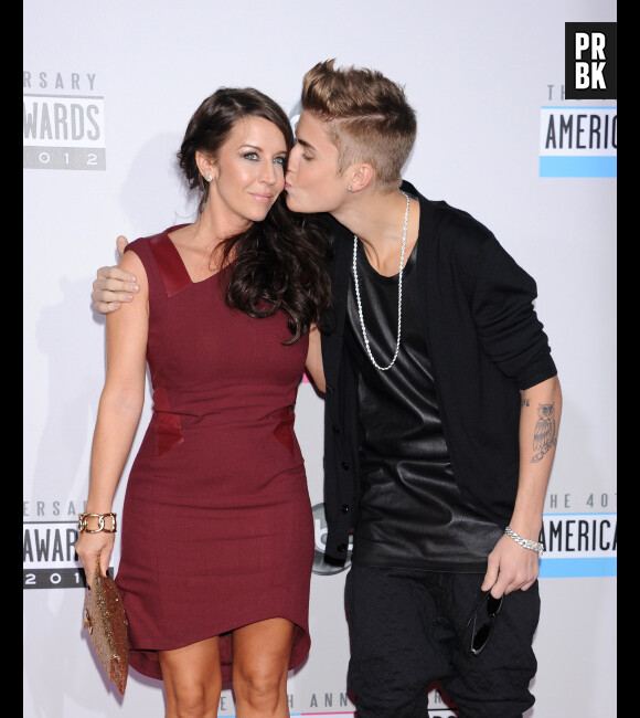 Justin Bieber, avec sa mère sur le tapis rouge des AMA mais avec Selena pendant l'after party