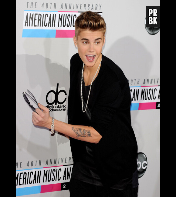 Justin Bieber : Il balance une bouteille d'eau sur la tête d'un paparazzi