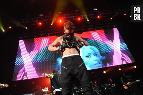 Justin Bieber montre encore ses abdos sur scène !
