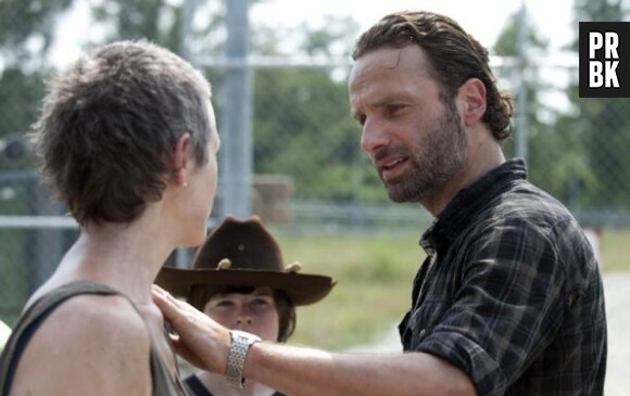 Rick en noir et blanc mais toujours face à des zombies