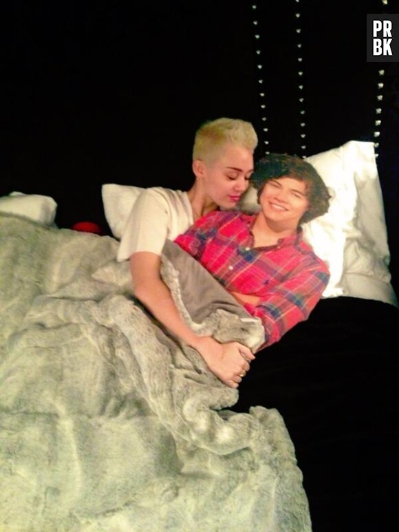 Miley Cyrus met Harry Styles dans son lit !