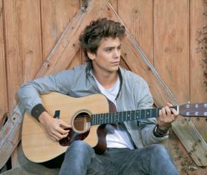Bastian Baker ne quitte pas sa guitare !