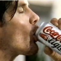 Coca-Cola Light fête ses 30 ans : retour du mec sexy pour une pub HOT