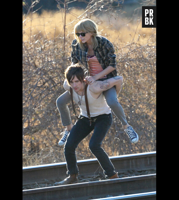 Taylor Swift et Reeve Carney, complices sur le tournage du clip de I knew you were trouble.