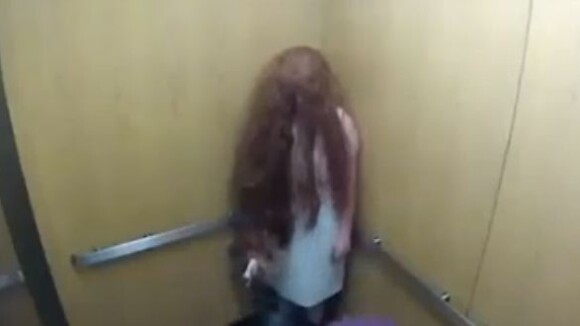 Caméra cachée de l'ascenseur hanté : la fillette tabassée !