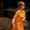 On croise même un tigre dans le clip de Burning Desire.