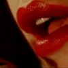 On croise également des gros plans des lèvres pulpeuses de Lana.