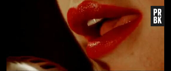 On croise également des gros plans des lèvres pulpeuses de Lana.