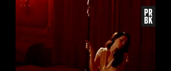 Lana Del Rey se déhanche sensuellement dans le clip de Burning Desire.
