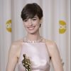 Anne Hathaway n'a pas peur de se lâcher sur le tapis rouge