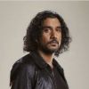 Naveen Andrews devient un rebelle