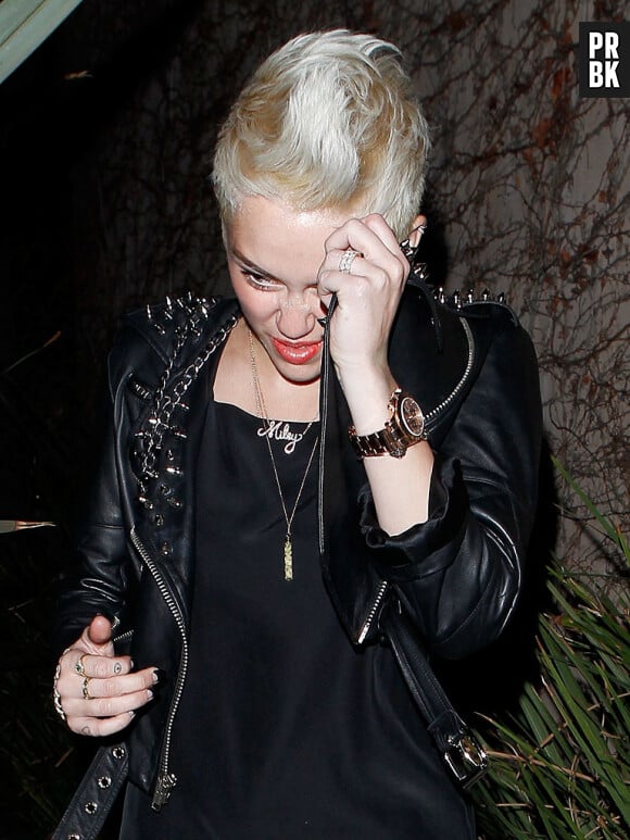 Miley Cyrus sans sa bague de fiançaille