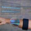 Myo enregistre nos mouvements musculaires pour nous aider à contrôler des objets électroniques.