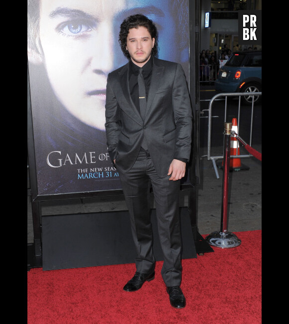 Kit Harington tout de noir vêtu à l'avant-première de la saison 3 de Game of Thrones