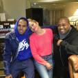 Chris Brown, Jennifer Lopez et le producteur Cory Rooner en studio d'enregistrement le 21 mars 2013