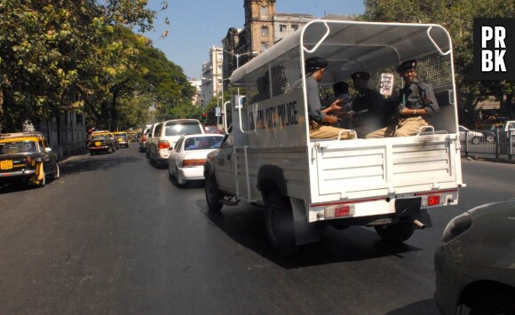 A Bangalore en Inde, des policiers en carton dupent les automobilistes
