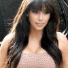 Kim Kardashian, boudinée dans sa robe rose à New-York le 26 mars 2013