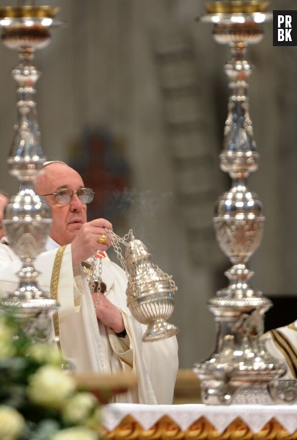 Le pape François ne porte pas la croix de bois autour du  cou