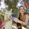 Georgia May Jagger n'a pas peur de poser avec un lama à la Fashion Week australienne