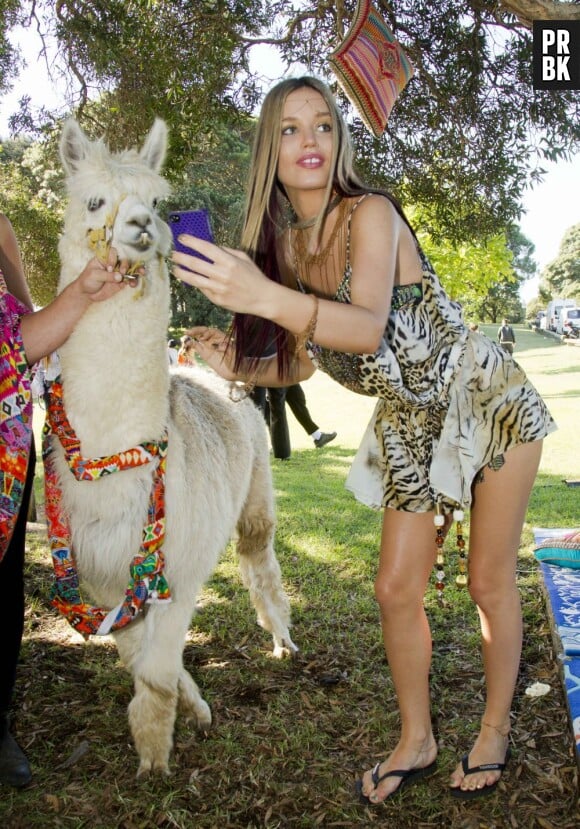 Georgia May Jagger n'a pas peur de poser avec un lama à la Fashion Week australienne