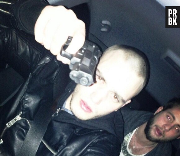 Julien avait choqué avec cette photo de lui brandissant une arme sur Twitter. Il s'agissait d'un pistolet en plastique...