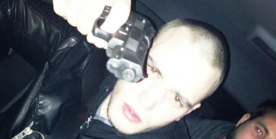 Julien avait choqué avec cette photo de lui brandissant une arme sur Twitter. Il s&#039;agissait d&#039;un pistolet en plastique...