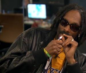 Snoop Dogg n'a pas pu cacher son amour pour la marijuana sur le plateau télé de l'Huffington Post