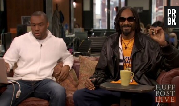 Snoop Dogg souriant sur le plateau de l'Huffington Post Live