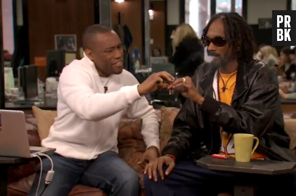 Snoop Dogg fume un joint en direct devant les caméras