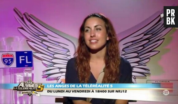 Maude est fière de sa copine Aurélie dans Les Anges de la télé-réalité 5