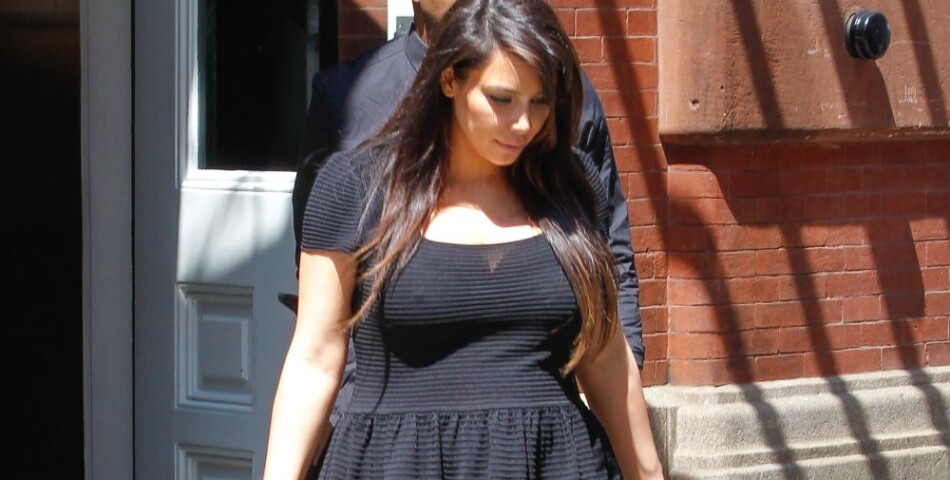 Kim Kardashian portait un string sous sa robe