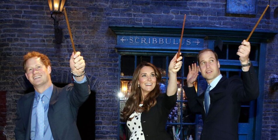 Kate Middleton et les princes Harry et William : combat de baguettes magiques
