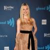 Elle Fanning fait un flop avec sa robe à crinoline beige aux GLAAD Media Awards